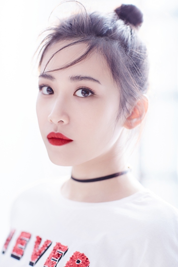 影视新星刘美彤，魅力四溢，备受瞩目