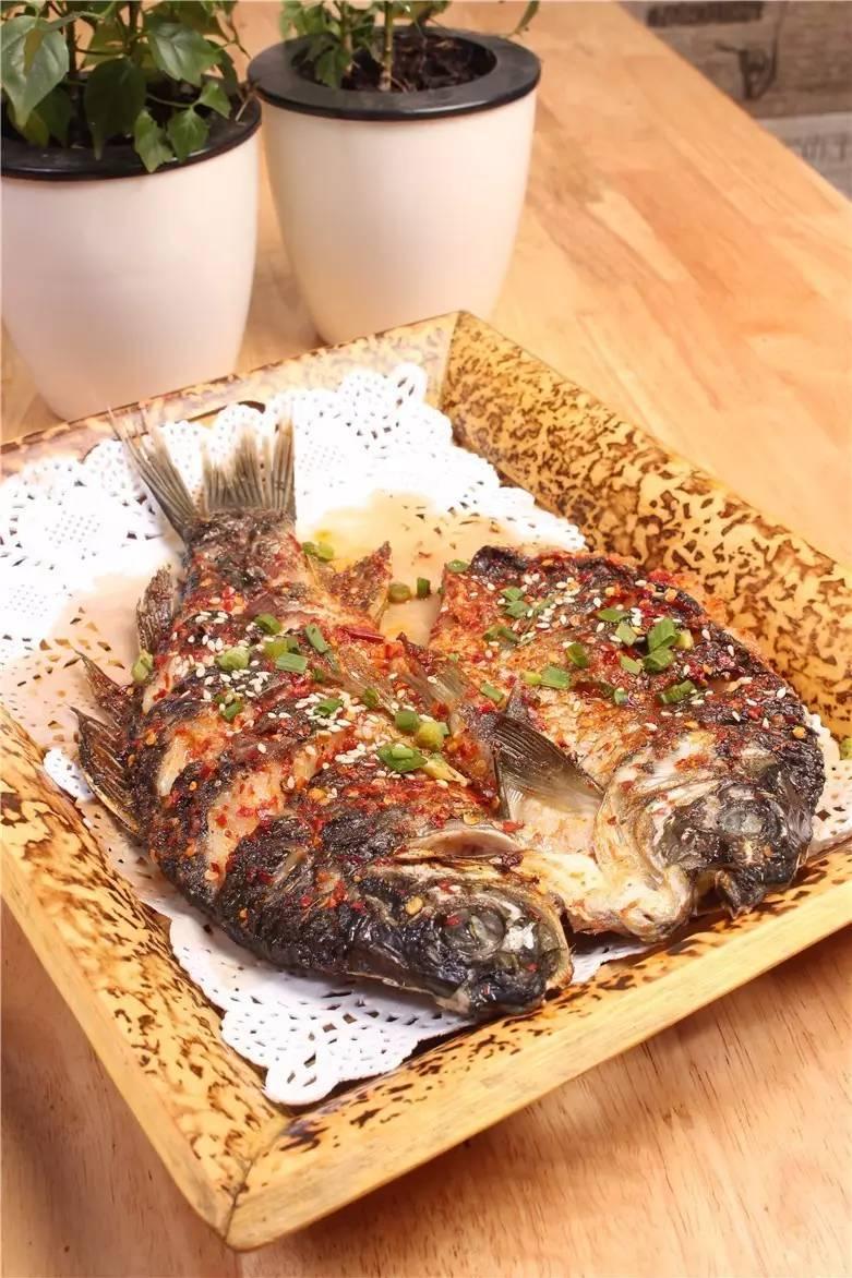 最新烤鲫鱼烹饪技巧与健康益处介绍